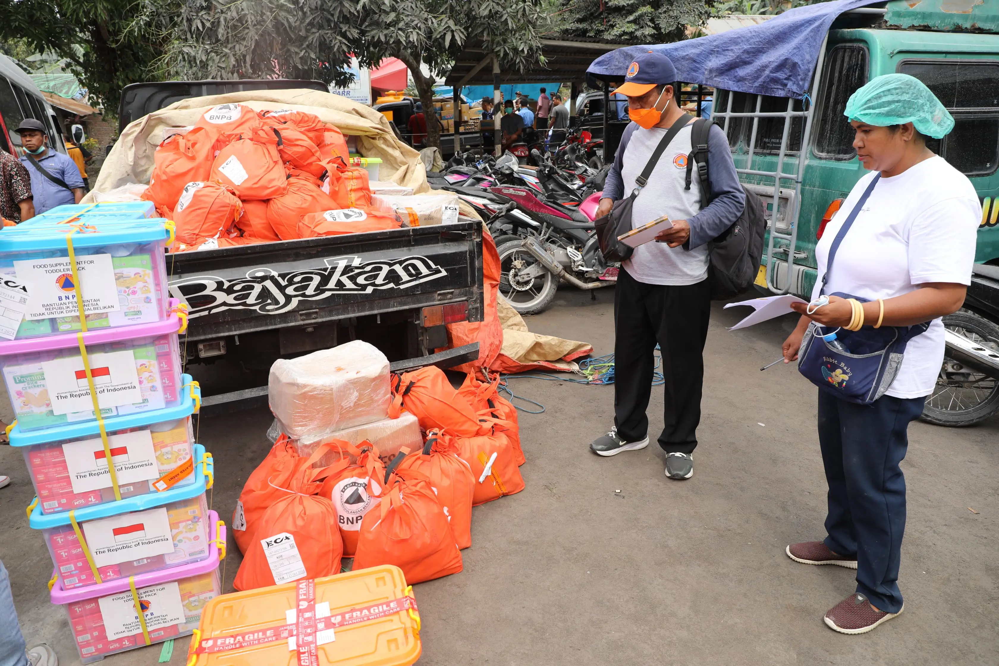 Tim Gabungan saat mempersiapkan bantuan dari BNPB untuk warga di pos pengungsian Desa Hikong, Kabupaten Sikka, Nusa Tenggara Timur pada Kamis (7/11).